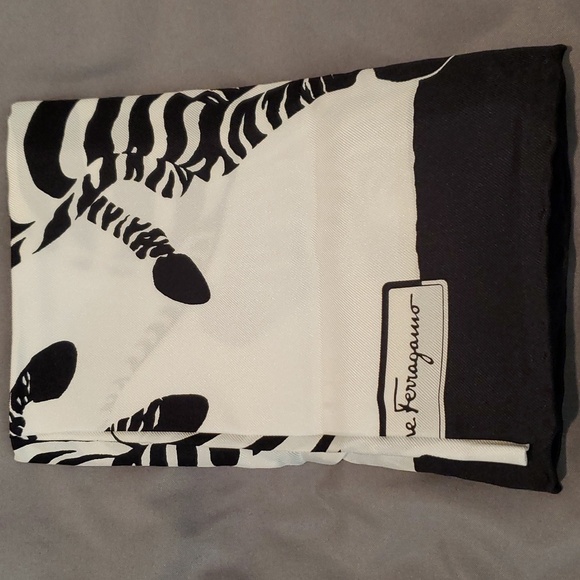 New salvatore Ferragamo silk scarf animal print - Picture 7 of 7